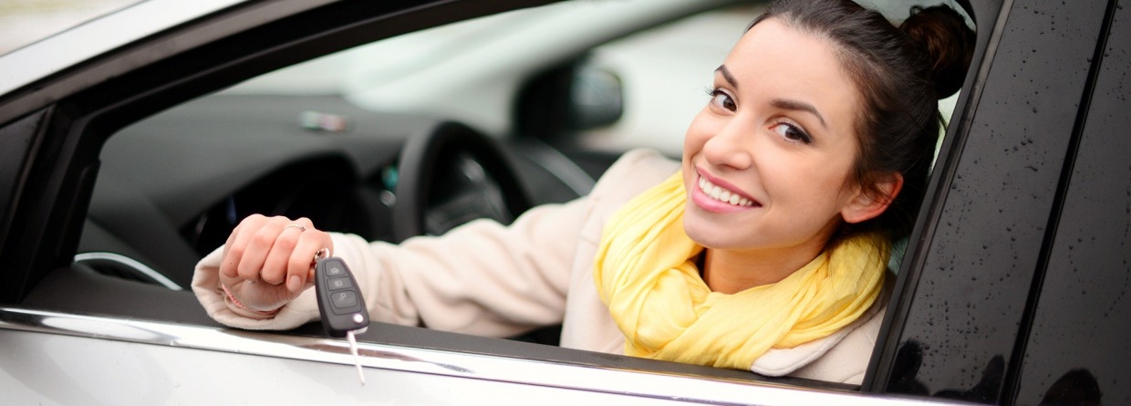vrouw, auto, autosleutels, schade particulier, autoverzekering, verkeer