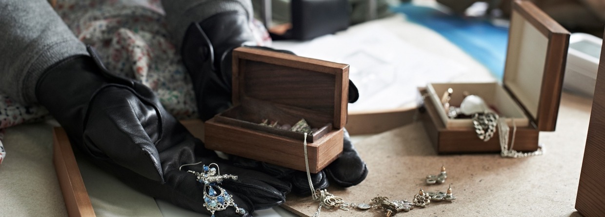 Inbreker stelen Items vanuit slaapkamer tijdens huis breken, schade particulier, wonen, inbreken, inbreker, sieraden, slaapkamer