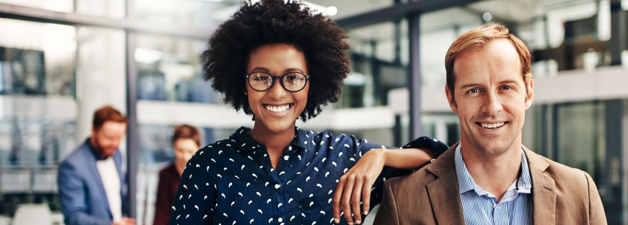 twee blije zakenpartners