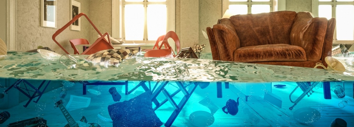 Meubels in woonkamer onder water