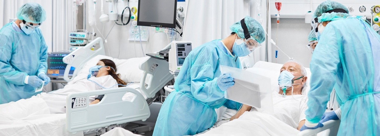 Artsen en verpleegkundigen die zorg dragen voor patiënten op de IC