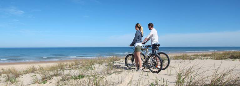 Fietsen aan het strand