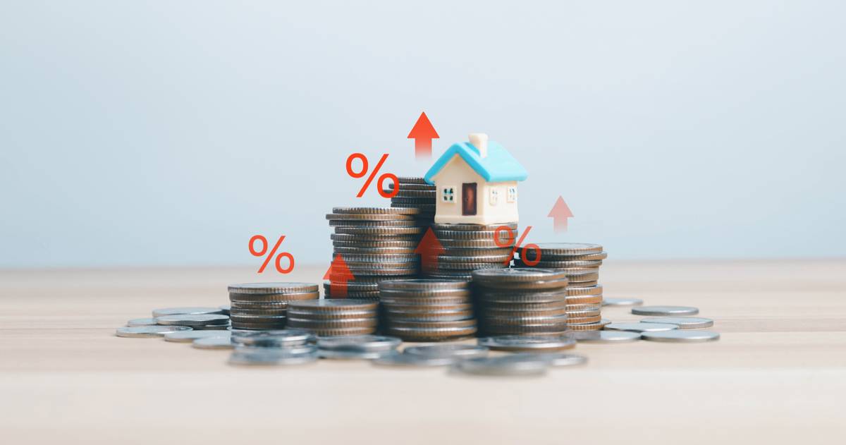 Huizenprijzen hoger: verschillende stapels met muntgeld, pijl omhoog en een huis afbeelding