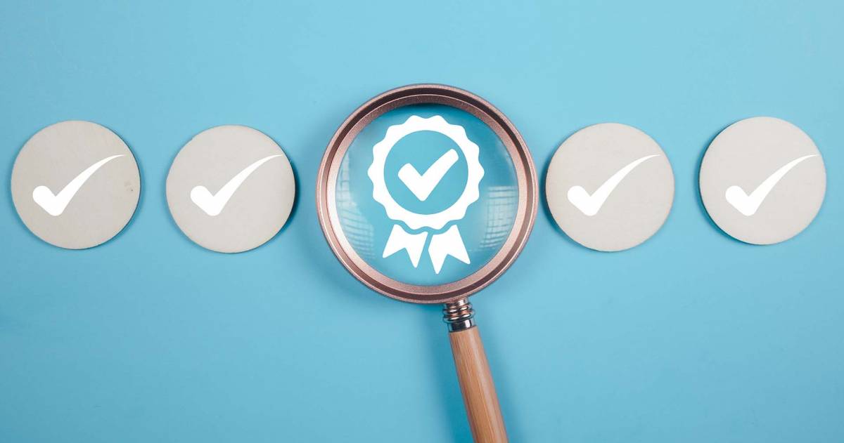Kwaliteit controle concept; vier icoontjes met een vinkje op een blauwe achtergrond waarvan 1 icoontje een certificaat heeft