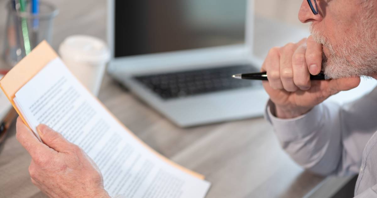 Miljoenennota 2027 ondernemer is document aan het lezen achter zijn bureau