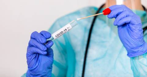 Laborant met swab kit (DNA neus en orale swabbing) Coronavirus COVID-19