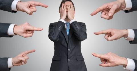 Vele handen wijzen op schuldig man en nemen hem kwalijk