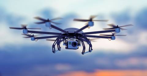 Drone vliegend in de wolken met ondergaande zon