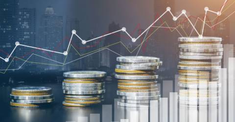 stapeltjes geld van klein naar groot als symbool dat de economie groeit