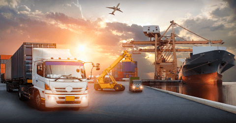 Logistiek; containers vervoert per vrachtwagen, boot, vliegtuig 